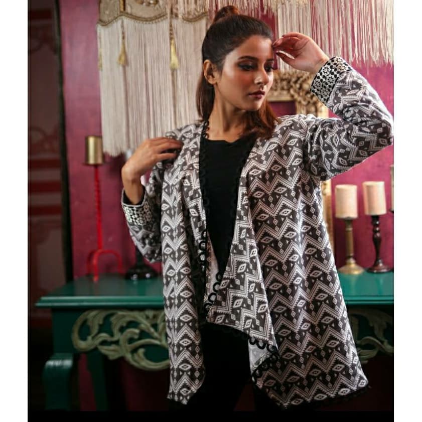 BLK & WHITE PRINT SHRUG spd 626