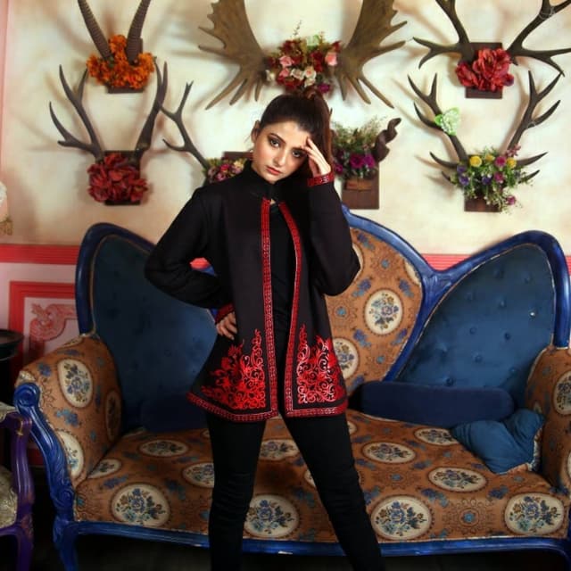 BLK & RED CORNER PRINT SHRUG spd 631